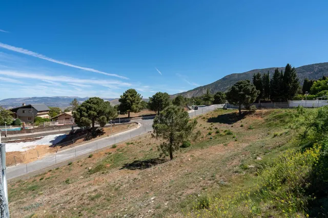 Parcela urbana de 2.000 m2 en la Zubia en un entorno único. — 2