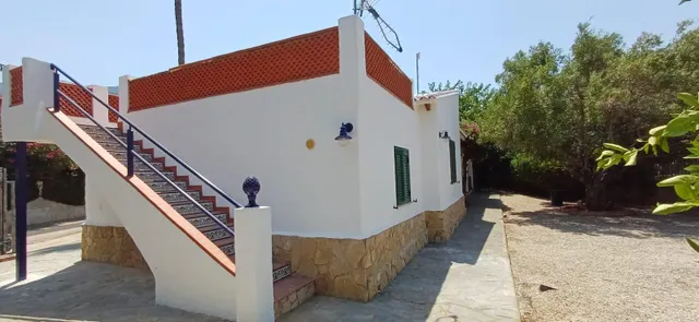 Alquiler anual  Chalet en zona Santa Lucía, con amplia parcela y todas las comodidades — 44