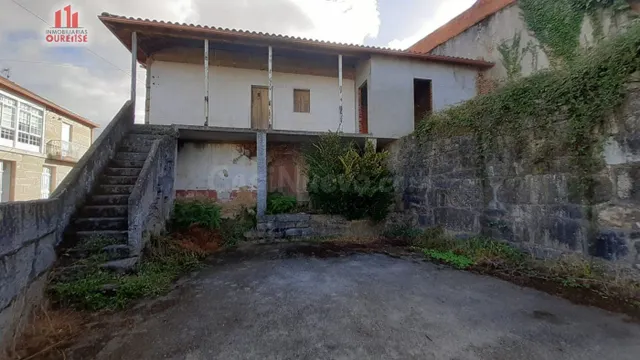 CASA DE PIEDRA PARA REFORMAR, CON PATIO Y PEQUEÑO JARDÍN, EN