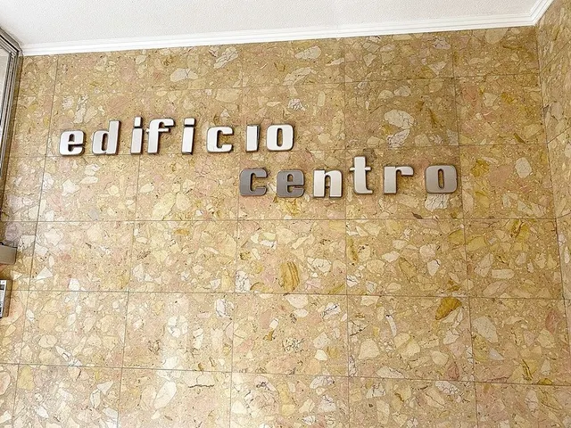 Se alquila amplio local en 1ª planta Mesa y López — 21