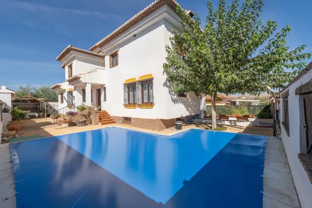 ¡¡ Impresionante chalet dividido en dos viviendas con piscin