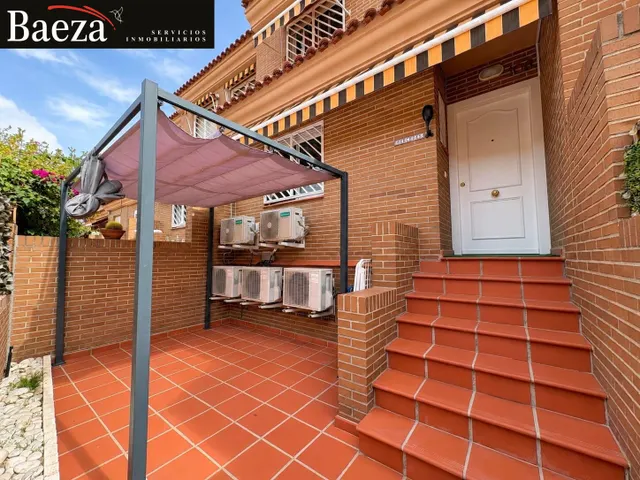 Bungalow totalmente reformado en venta, con piscina comunitaria, porche y garaje privado — 29