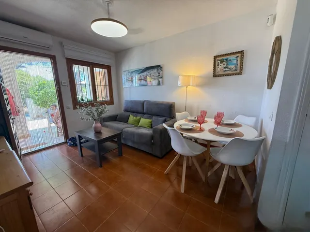 Encantador bungalow con amplia terraza privada y piscina comunitaria en El Chaparral, Torrevieja — 8