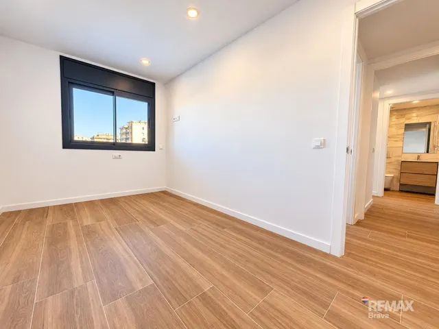 Magnífico piso a estrenar con terraza, piscina y garaje en el centro de Roses. — 12