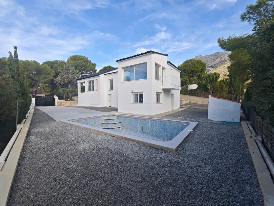 VILLA RECIEN REFORMADA CON CALIDADES DE LUJO EN ZONA MUY TRANQUILA DE ALTEA LA VELLA