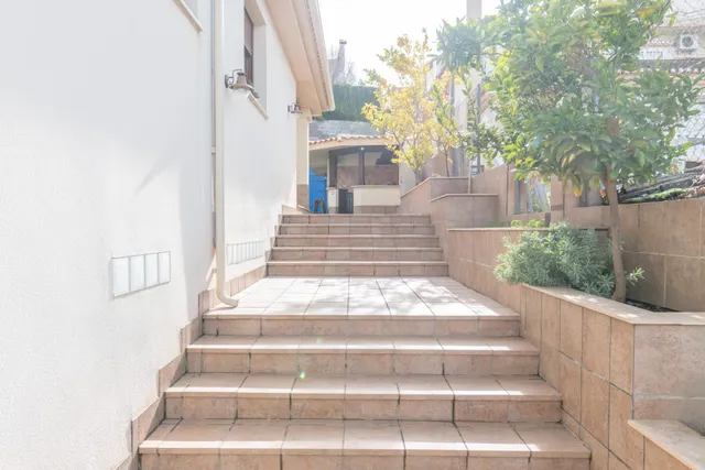 ¡Descubre el hogar de tus sueños en este espectacular chalet independiente! — 9