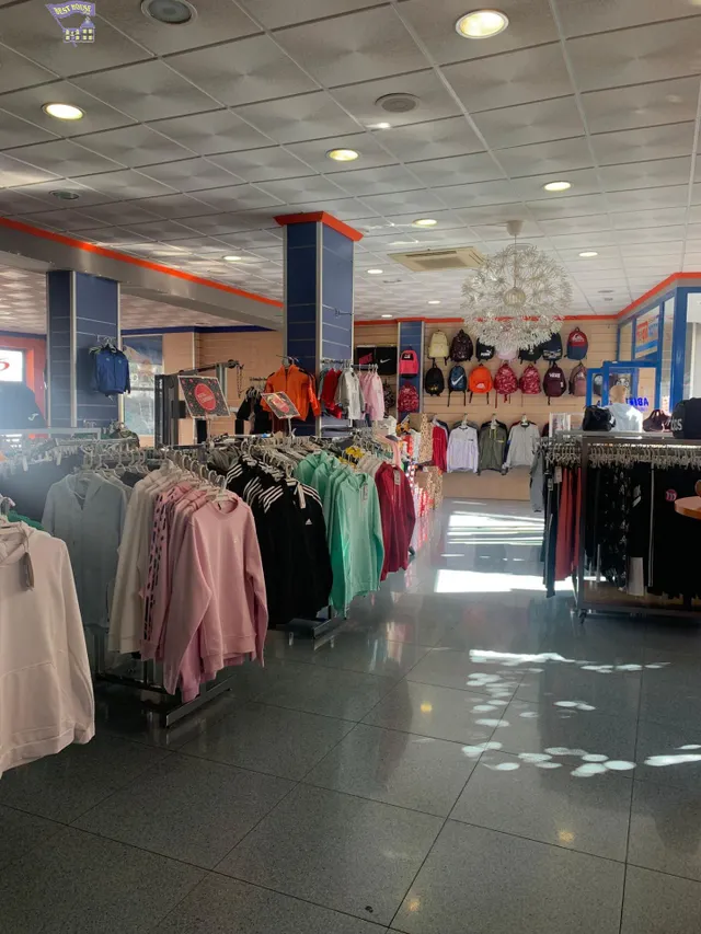 SE VENDE LOCAL COMERCIAL — 4