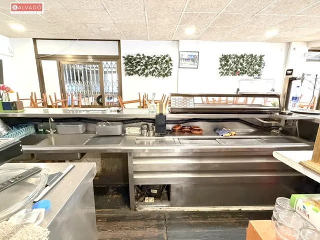 ¡local comercial en venta a 100 m del mar con amplia terraza y salida de humos! — 23