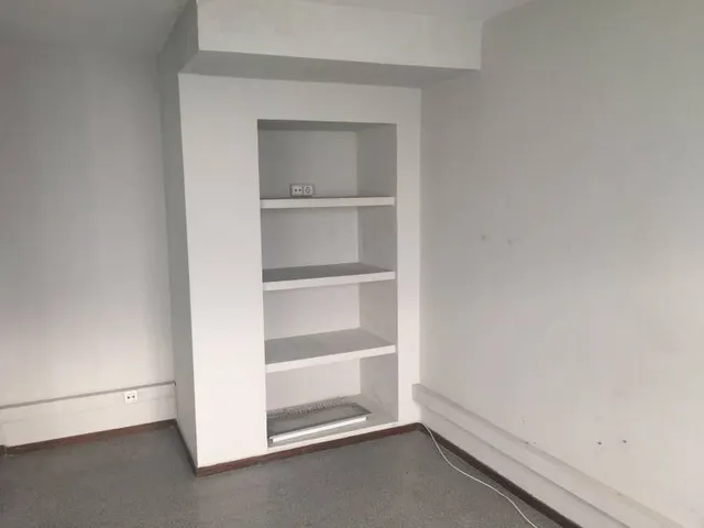 LOCAL COMERCIAL EN ENTRESUELO EN BUEN ESTADO — 2