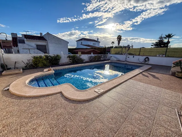 Amplio chalet pareado en El Chaparral — 4 dormitorios, 4 baños, piscina privada y gran parcela — 3