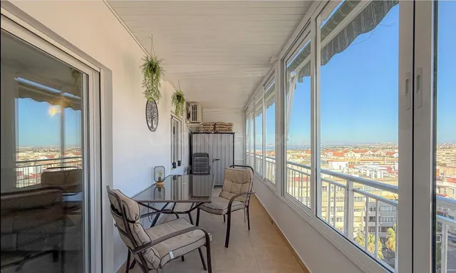 Ático reformado con vistas al mar, enorme terraza y piscina a 50 m de la playa en Torrevieja — 4