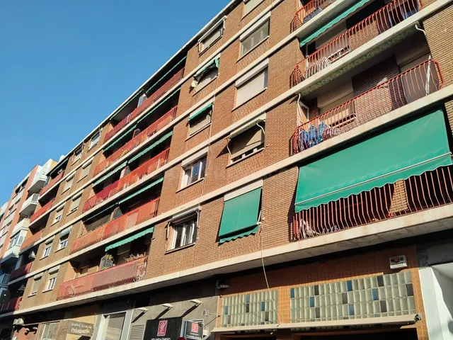 Piso de 72m2 útiles. Distribuido en tres dormitorios, salón,