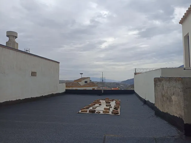 Casa en canjayar zona plaza del ayuntamiento de siete habitaciones trea baños para reformar — 3