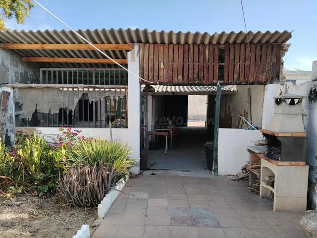 CASA UNIFAMILIAR de 170m2 útiles sobre parcela de 265m2. Distribuido en sótano con bodega, salón, cocina, dos baños, cuatro habitaciones y buhardilla diáfana — 3