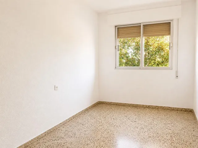 Piso en Armila junto parada de metro todo exterior. — 24