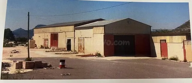 Se Vende Nave Industrial y Parcela en la Carretera de Monóva