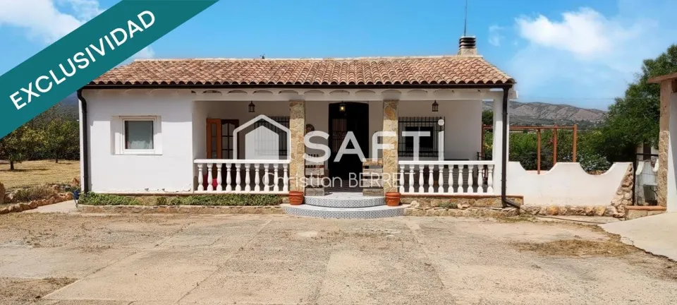 Chalet independiente con piscina y gran parcela.