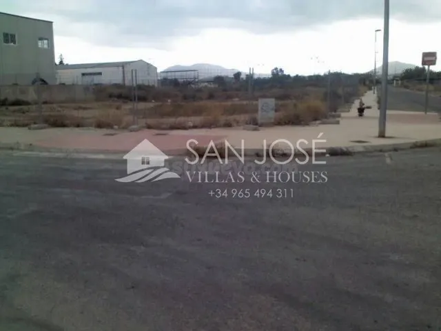 SE VENDE TERRENO INDUSTRIAL EN POLIGONO INDUSTRIAL EN ASPE Z