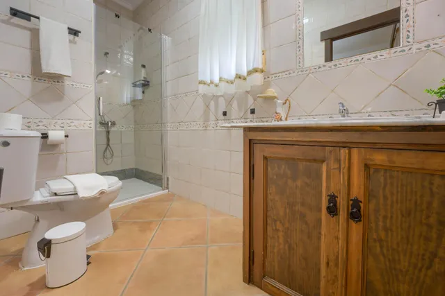 Espectacular chalet con piscina de diseño, jardín de 2.000 m2 y 4 dormitorios con baño propio — 25