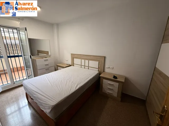 Piso amueblado con piscina, terraza y cochera en Las Gabias · 700 € — 12