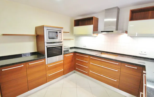 Maravillosa vivienda junto al Corte Inglés. Ahora en oferta. Llámanos. — 23