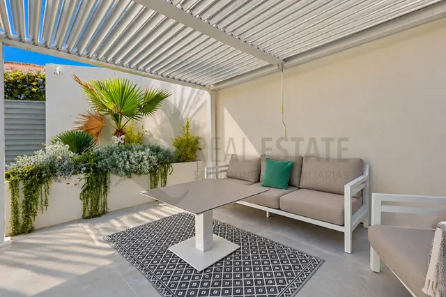 Espectacular chalet de esquina de diseño contemporáneo junto a la Playa de Muchavista — 8