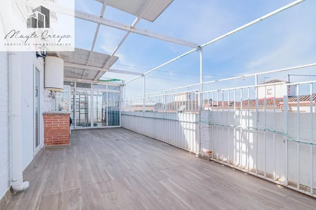 Atico muy amplio con gran terraza en Arabial - foto 3