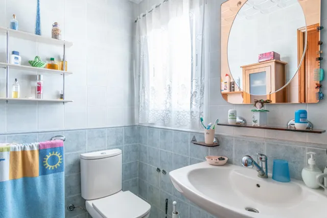 Gran Casa en Esquina en Atarfe – 4 Dormitorios, Piscina, Garaje y Espacio Comercial — 24