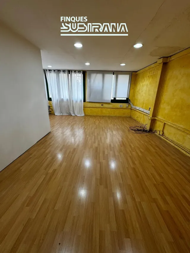 Amplíssim local comercial de 436 m2 al centre d'Igualada — 2
