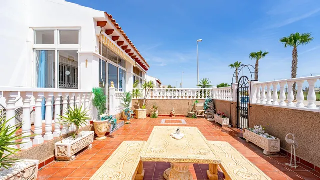 Chalet en venta en La Ciñuelica, Punta Prima – A poca distan - foto 2