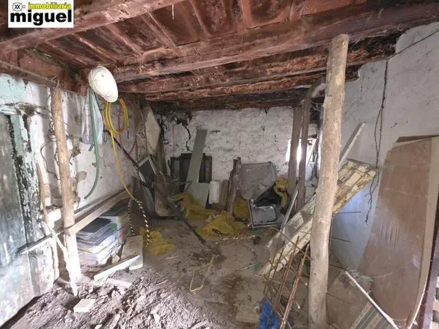 Se vende casa de piedra para rehabilitar con jardín en Cades (Herrerías) — 11