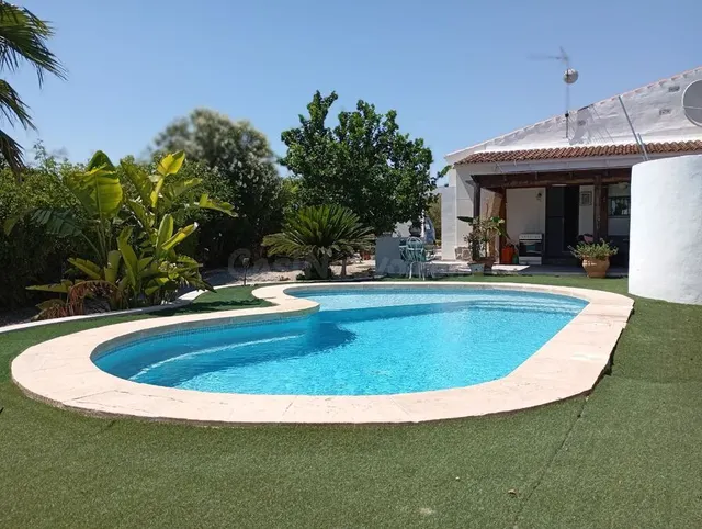 Casa de campo 4 habitaciones 196m² en venta - Comunidad vale