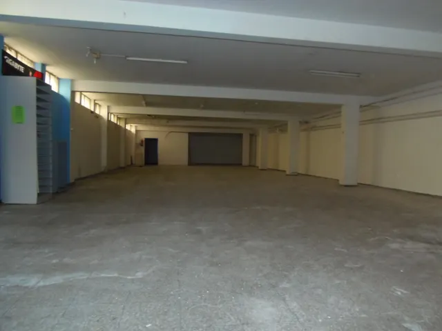 LOCAL ACONDICONADO  DE 400MTRS NECESITA REFORMAS SE DA CARENCIA, BIEN SITUADO  ES PLANTA SEMI SOTANO, CON OFICINAS Y BAÑOS, ZONA LA PAZ — 12