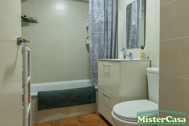 EXCLUSIVA. Piso zona sur VPO . 3 dormitorios , 2 baños , terraza . Plaza de garaje y trastero . — 26