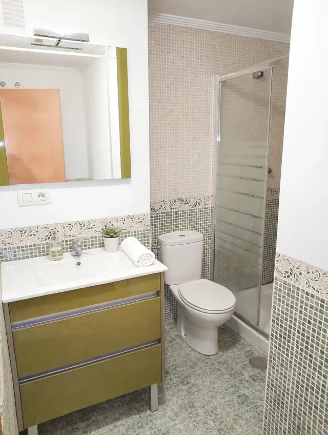 Se vende dúplex con terraza de 32 m2, cocina con despensa, salón con acceso a terraza, 3 hab., 2 baños, aseo, ascensor, trastero y plaza de garaje. — 14