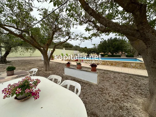 Chalet a la venta en Cocentaina, Alicante. — 43