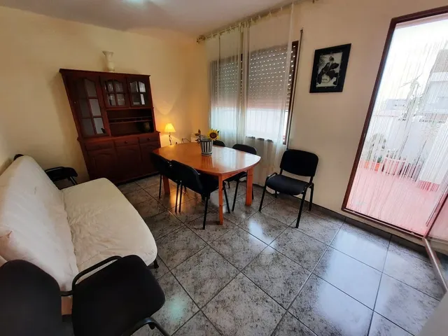 Casa esquinera, de 3 dormitorios, terraza, azotea. Dispone de 2 locales comenrciales. MUY CÉNTRICA — 35