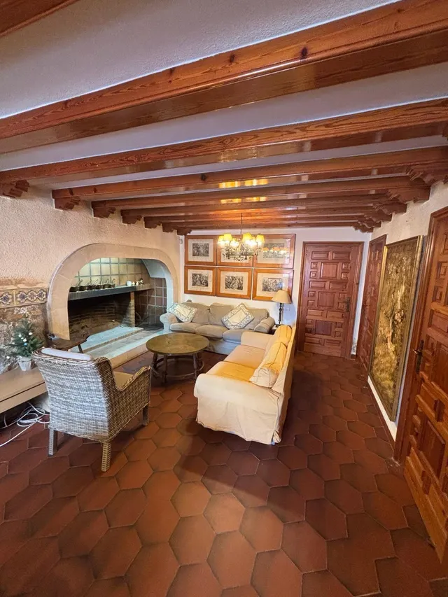Chalet exclusivo con piscina cubierta de cristal y más de 300 m2 en urbanización Los Teatinos — 28