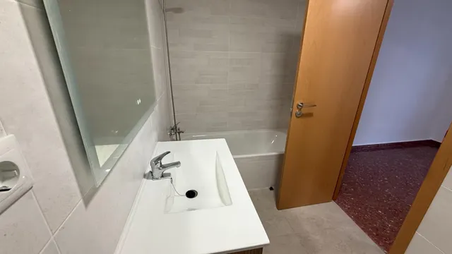 Piso en alquiler de tres dormitorios y dos baños completos. — 9