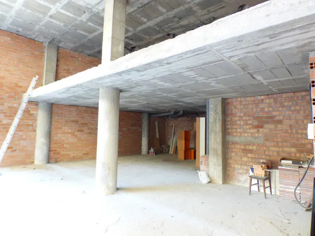 LOCAL EN VENTA CON GRAN APARADOR SITUADO EN UNA ZONA DE PASO DE MANRESA — 2