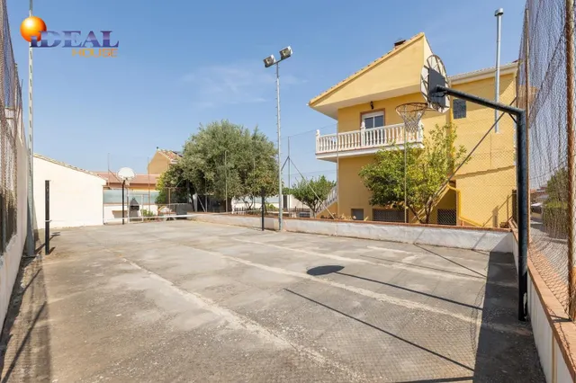 Amplio Chalet con piscina, pista deportiva y vistas en Ogíjares. — 28