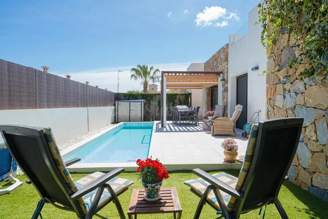 Se vende una villa moderna en la zona de Lomas de Cabo Roig  - foto 3