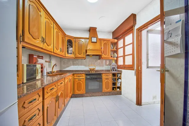 Amplia vivienda con local independiente y plaza de parking i