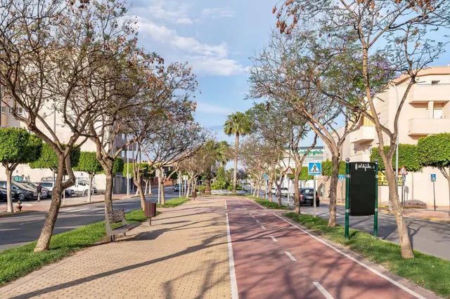 ¡CASA EN LA ZONA DEL CORTE INGLÉS Y CON GARAJE PARA DOS VEHICULOS! — 28