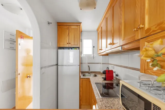 Apartamento de 2 dormitorios con piscina, garaje y trastero cerca del centro de Torrevieja — 14