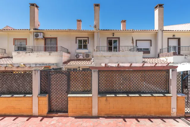 ADOSADA EN URBANIZACIÓN EN HUETOR VEGA — 46