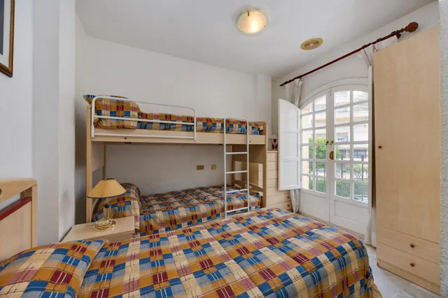 Apartamento de tres dormitorios y dos baños en residencial Duquesa Beach, primera línea de la playa de los locos — 8