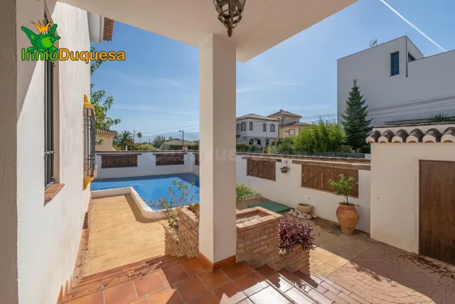 CHALET dividido en dos viviendas con piscina y zona ajardina - foto 3