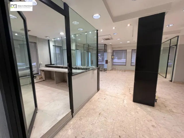LOCAL COMERCIAL ACONDICIONADO EN ESQUINA  CON BAÑOS — 2