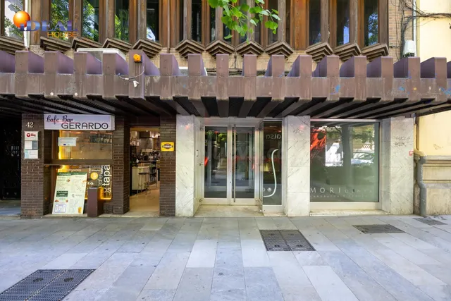 Local comercial con casi 1000 m2 en plena Gran via de Granad